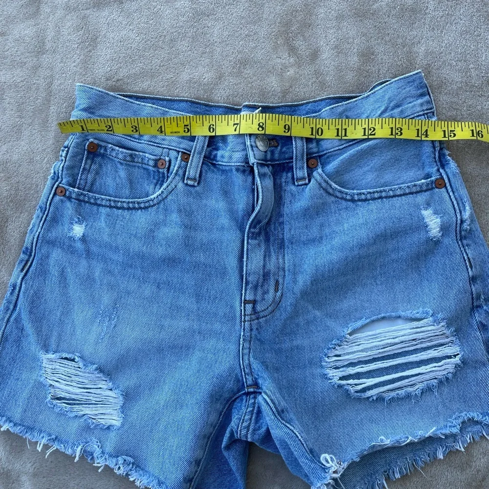 • Madewell Relaxed Mid-Length Distressed Denim Shorts Size 25 - Picture 2 of 9